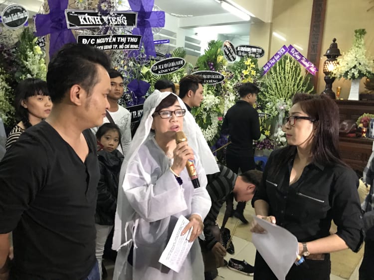 Tiễn đưa "sầu nữ" Út Bạch Lan về nơi an nghỉ cuối cùng 5 Tiễn đưa sầu nữ Út Bạch Lan về nơi an nghỉ cuối cùng - Ảnh 4